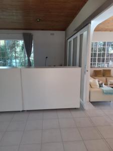 una grande camera bianca con divano e tavolo di "O Sole Mio" Self catering garden suite in Bedfordview 12 minutes from OR Tambo International Airport a Bedfordview