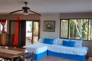 een woonkamer met een blauwe bank en een tafel bij Blue Lantern Ramsgate in Margate