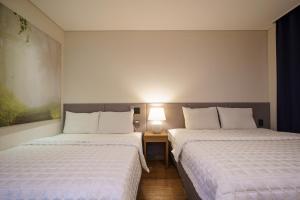 MTM Family Hotel客房内的一张或多张床位