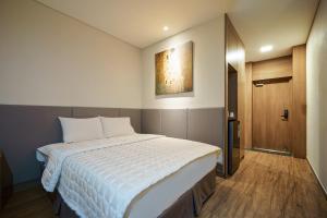 MTM Family Hotel客房内的一张或多张床位