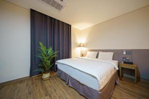MTM Family Hotel客房内的一张或多张床位