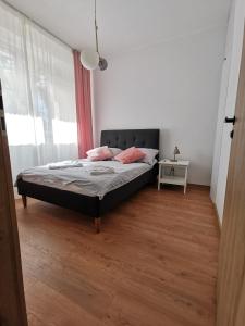 1 dormitorio con cama y ventana en Apartament z klimatyzacją en Cracovia