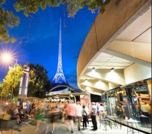 een menigte mensen die voor de eiffeltoren lopen bij Southbank Melbourne Gem in Melbourne