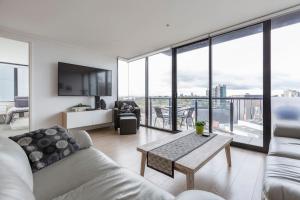 een woonkamer met een bank en een tafel bij Southbank Melbourne Gem in Melbourne