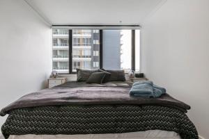 een slaapkamer met een groot bed met een groot raam bij Southbank Melbourne Gem in Melbourne +41 foto's