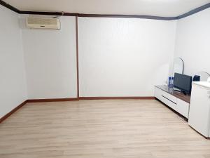 an empty room with a white wall and a floor at Myungsung Youth Town in Gyeongju