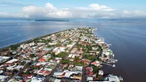 una vista aérea de una gran isla en el agua en Hotel Aldea Chorotega Puntarenas, en Puntarenas