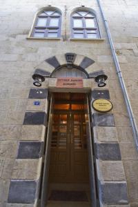 uma entrada para um edifício com um sinal por cima da porta em Zeynep Hanim Konagi em Gaziantep