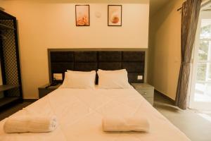Postel nebo postele na pokoji v ubytování Coastal Pearl Hotel Miramar Panaji