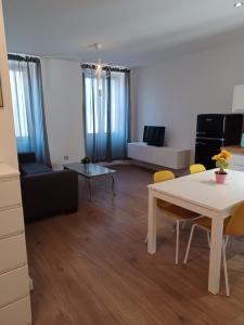 ein Wohnzimmer mit einem Tisch und einem Sofa in der Unterkunft Apartman B & S with a beautiful terrace in Pula