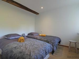 um quarto com duas camas e um banco em Gîte Nécy, 3 pièces, 4 personnes - FR-1-497-160 em Nécy