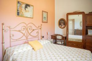 a bedroom with a bed and a large mirror at La Casa Di Menny Maison de Campagne in Moneglia