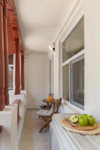 una habitación con una mesa con un plato de manzanas. en VD Boutique Apartments No 3 en Bucarest