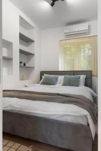 Un dormitorio con una cama grande y una ventana en VD Boutique Apartments No 3, en Bucarest