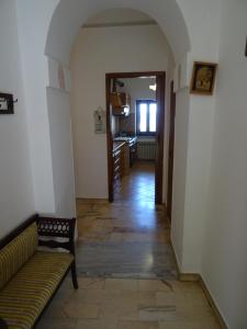 sala de estar con sofá y pasillo en Casa Ersilia, en Novi Velia