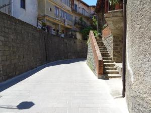 un callejón con escaleras en el lateral de un edificio en Casa Ersilia, en Novi Velia