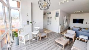 San PedroにあるLa Casita del Arco Panorámicoのリビングルーム(白い家具、青いソファ付)