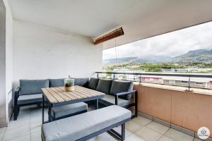 a balcony with a table and chairs and a view at La Tonnelle - 42m2 - Terrasse - Sainte-Clotilde in Saint-Denis