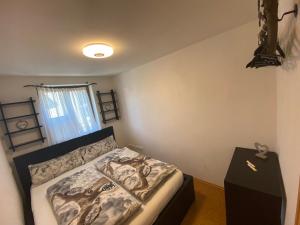 Postel nebo postele na pokoji v ubytování Zentral gelegene Ferienwohnung in Saalfelden