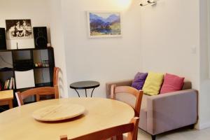 uma sala de estar com um sofá e uma mesa em CG APPART**4 PERS VUE GAVE BALCON 5 MN LUZ em Luz-Saint-Sauveur