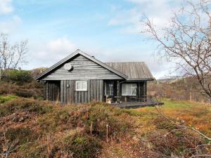 uma pequena casa no topo de uma colina em 10 person holiday home in SERAL em Åseral