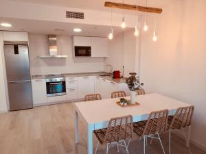 cocina con mesa y sillas en una habitación en Ca La Cristina - Apartamento Turístico L'Ametlla de Mar, en L'Ametlla de Mar