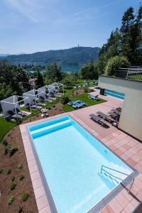 Tầm nhìn ra hồ bơi gần/tại das Balance - Spa & Golf Hotel am Wörthersee