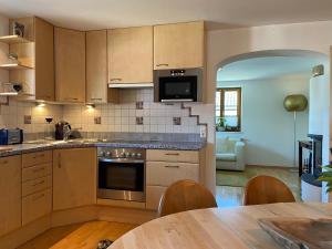 Una cocina o zona de cocina en Zentral gelegene Ferienwohnung in Saalfelden