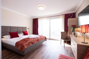 Postel nebo postele na pokoji v ubytování das Balance - Spa & Golf Hotel am Wörthersee