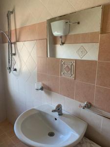 łazienka z umywalką i lustrem w obiekcie casa al mare a Scalea w mieście Scalea +24 zdjęcia