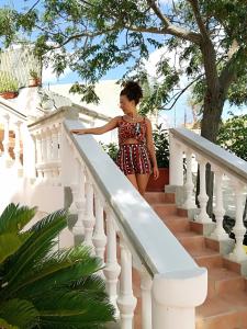 アメンドラーラにあるMasseria Stamatoの家の階段を下る女