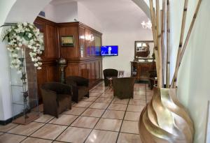 TV a/nebo společenská místnost v ubytování Hotel Regina Margherita