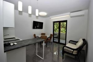 cocina y comedor con mesa y sillas en Apartments Smitran en Banjole