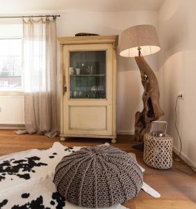 um quarto com um candeeiro e uma cama com uma mesa em Modern-bayrisches Apartment mit Seeblick em Tegernsee