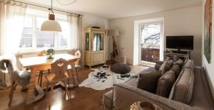 Zona d'estar a Modern-bayrisches Apartment mit Seeblick
