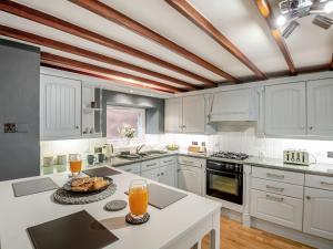 O bucătărie sau chicinetă la Dove Cottage