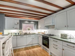 O bucătărie sau chicinetă la Dove Cottage +16 fotografii