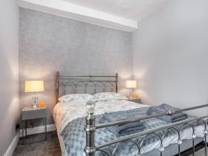Un pat sau paturi într-o cameră la Dove Cottage