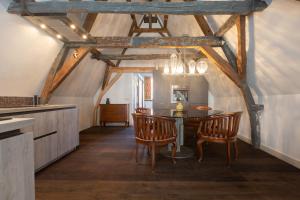 comedor con mesa y sillas en The Loft 300 - R Q C en La Haya