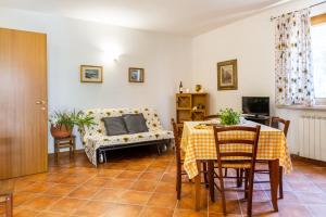 uma sala de estar com uma mesa e um sofá em Bilo Iris em Marina di Grosseto