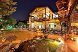 Bazén v ubytování Sitou Peach Villa B&B nebo v jeho okolí