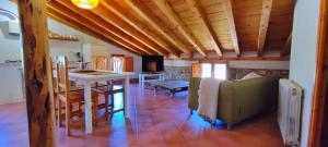 a kitchen and living room with a table and chairs at Donde Elvira in Valderromán