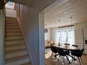 LiimalaKalakuninga Puhkemaja的一个房间里有一张桌子、几把椅子和一个楼梯 更多56张照片