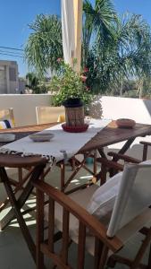a wooden table with a plant in a vase on it at Falso Pepe Marzamemi Apartment in San Lorenzo