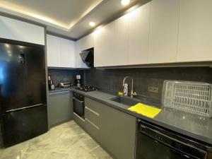 eine Küche mit weißen Schränken und einer Spüle in der Unterkunft Özel havuzlu lüks villa in Kusadası