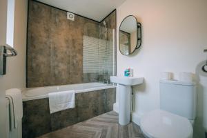 Barron House By Horizon Stays في دارلينغتون: حمام مع حوض وحوض استحمام ومرحاض