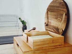 a wooden box sitting on top of a table at Monte dos Cachoupos in São Luis