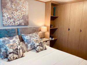 Un dormitorio con una cama con almohadas. en Ashford Heights, en Barnstaple