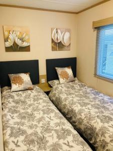 two beds sitting next to each other in a bedroom at Ashford Heights in Barnstaple