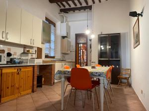 a kitchen with a table and chairs in a room at Artemisia in Pisa